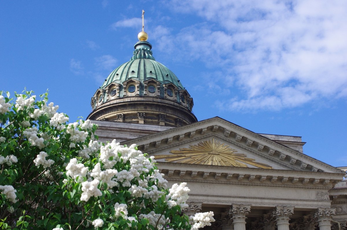 Исаакиевский собор в Санкт-Петербурге весной