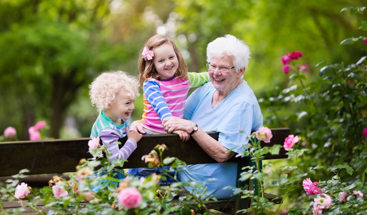 Бабушка с внуками в саду