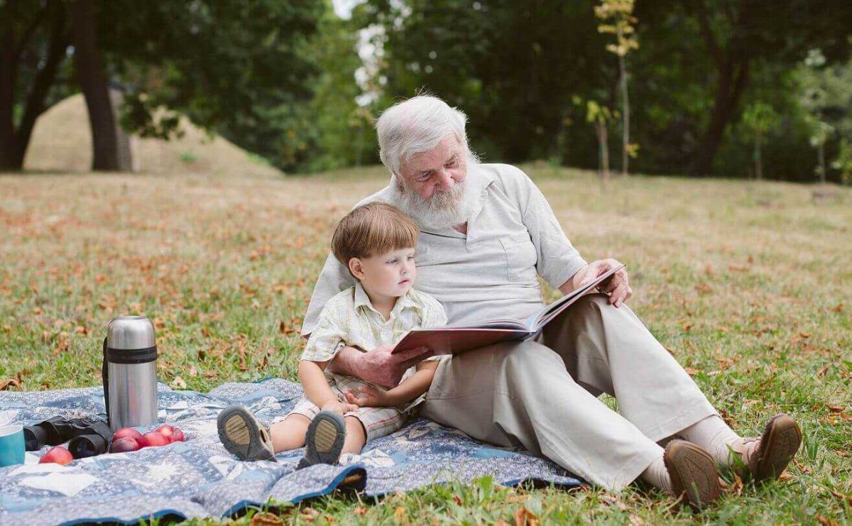 Дедушка с внуками