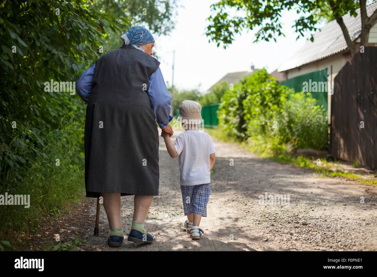 Бабушка и дедушка с внуками мультяшные