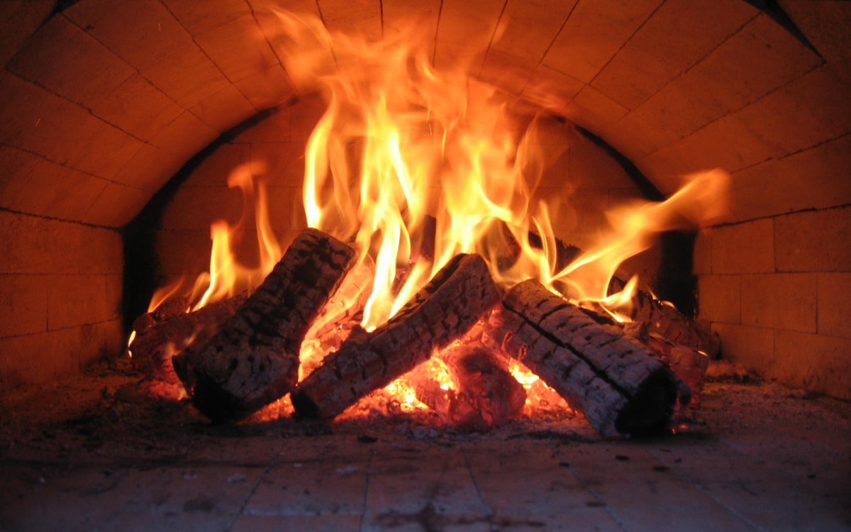 Горящие дрова в печи