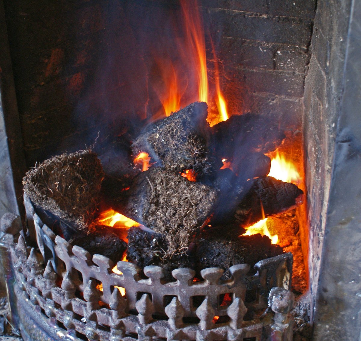 Угли и огонь в камине