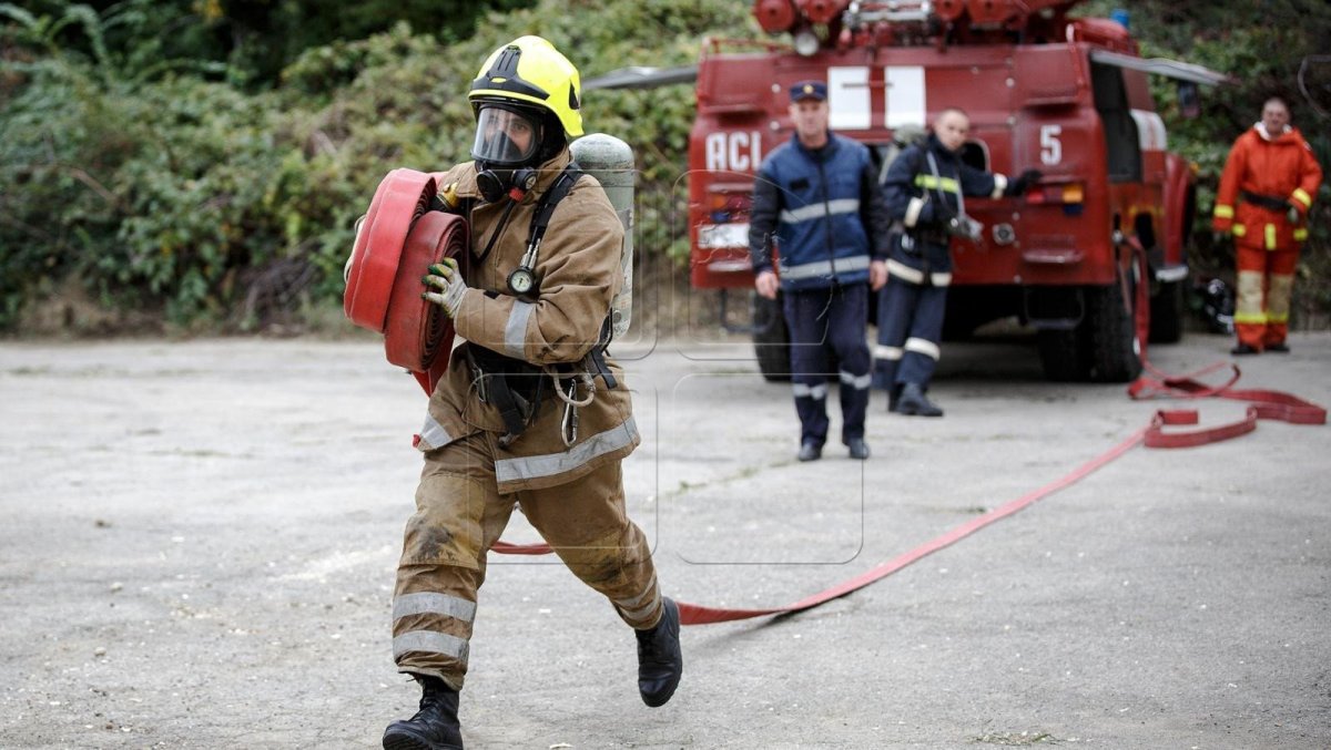 Пожарные и спасатели