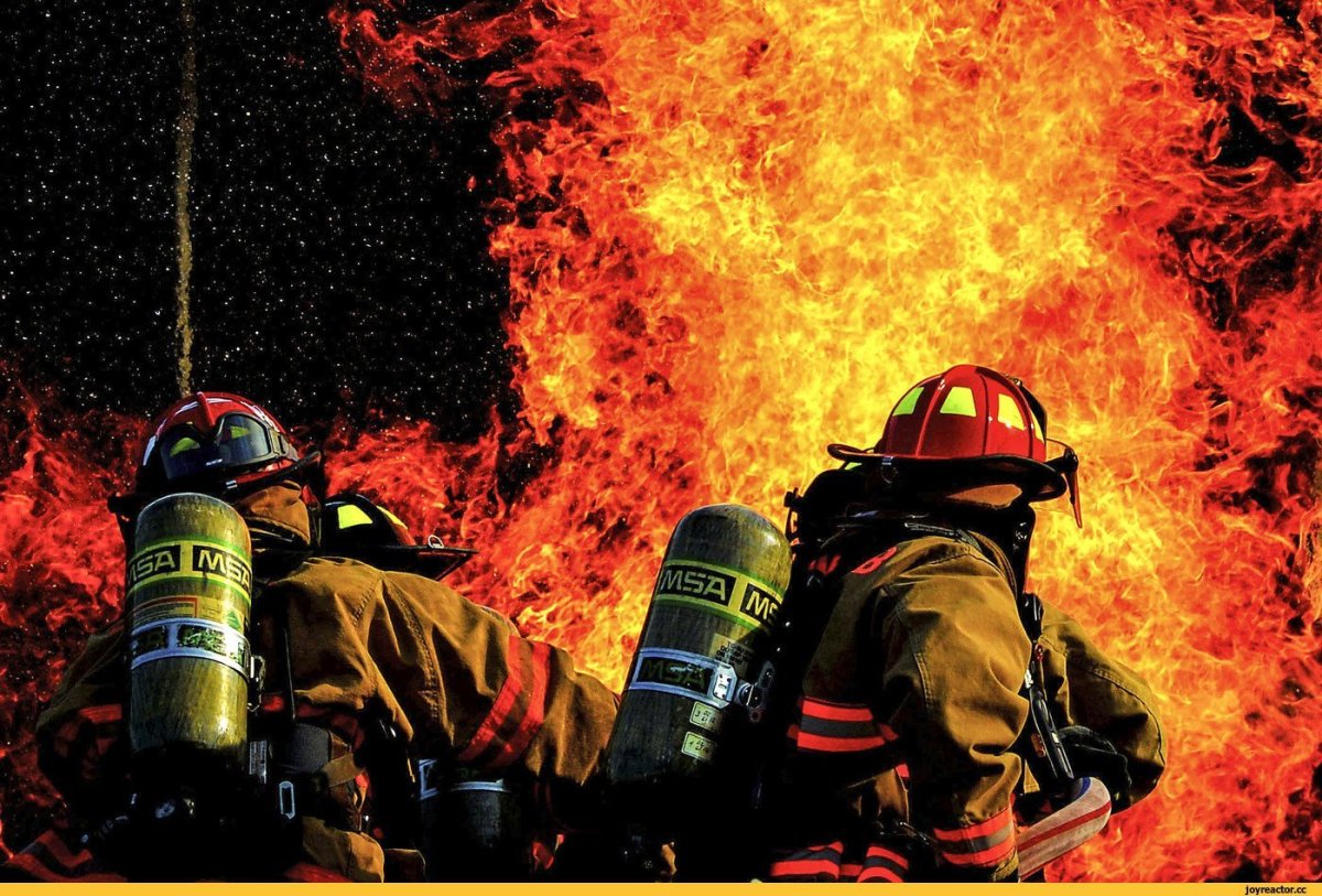 Пожарный на фоне огня