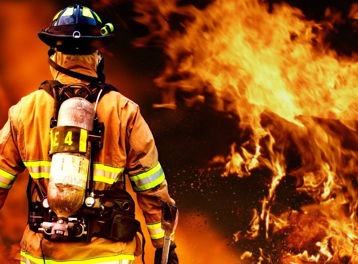 Пожарный на фоне пожара