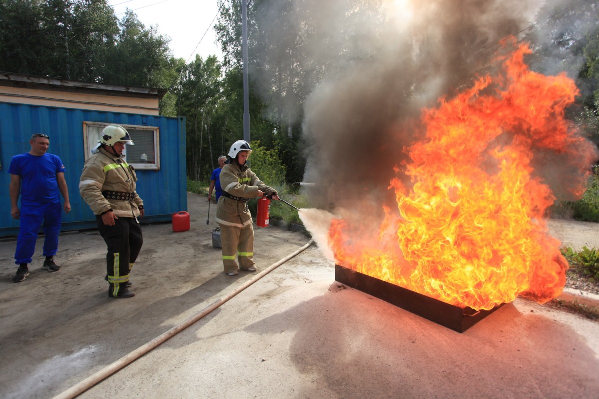 Пожарная машина тушит пожар