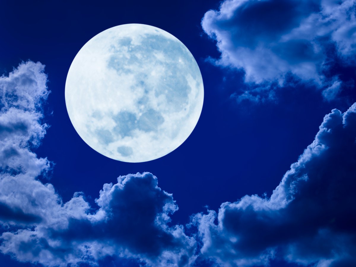 Луна на фоне неба