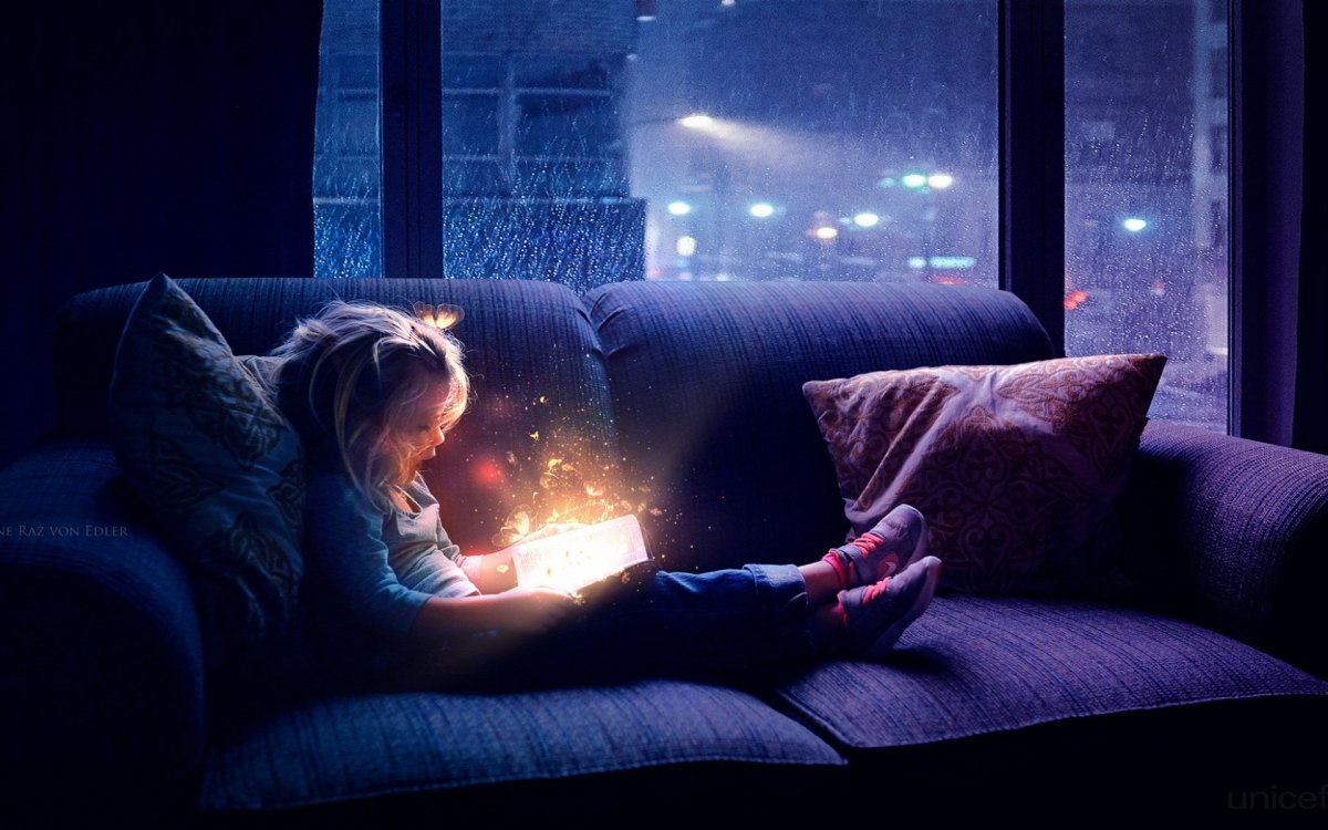 Человек в уютной комнате