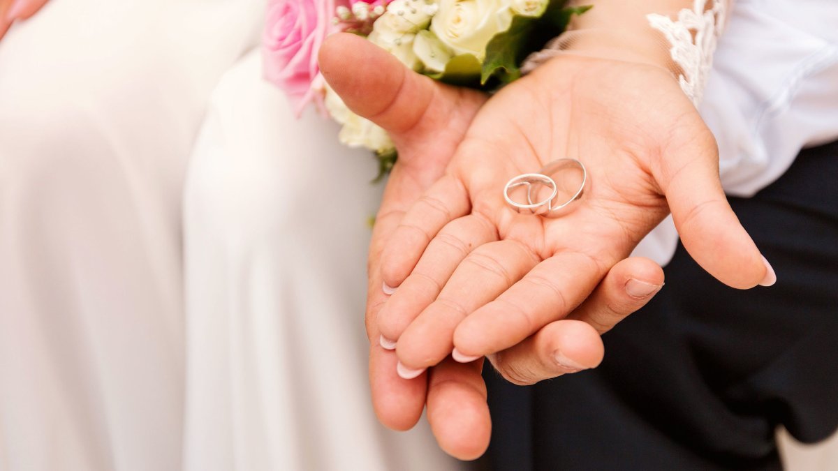 Невеста на руках у жениха