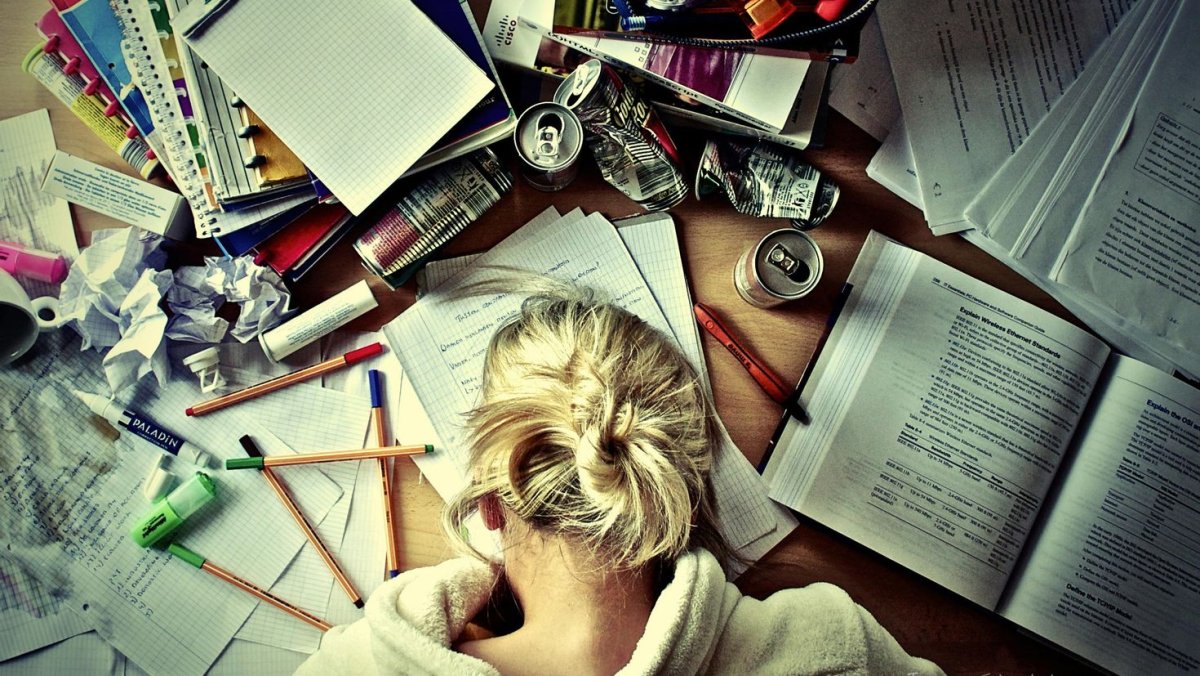 Творческий беспорядок на столе