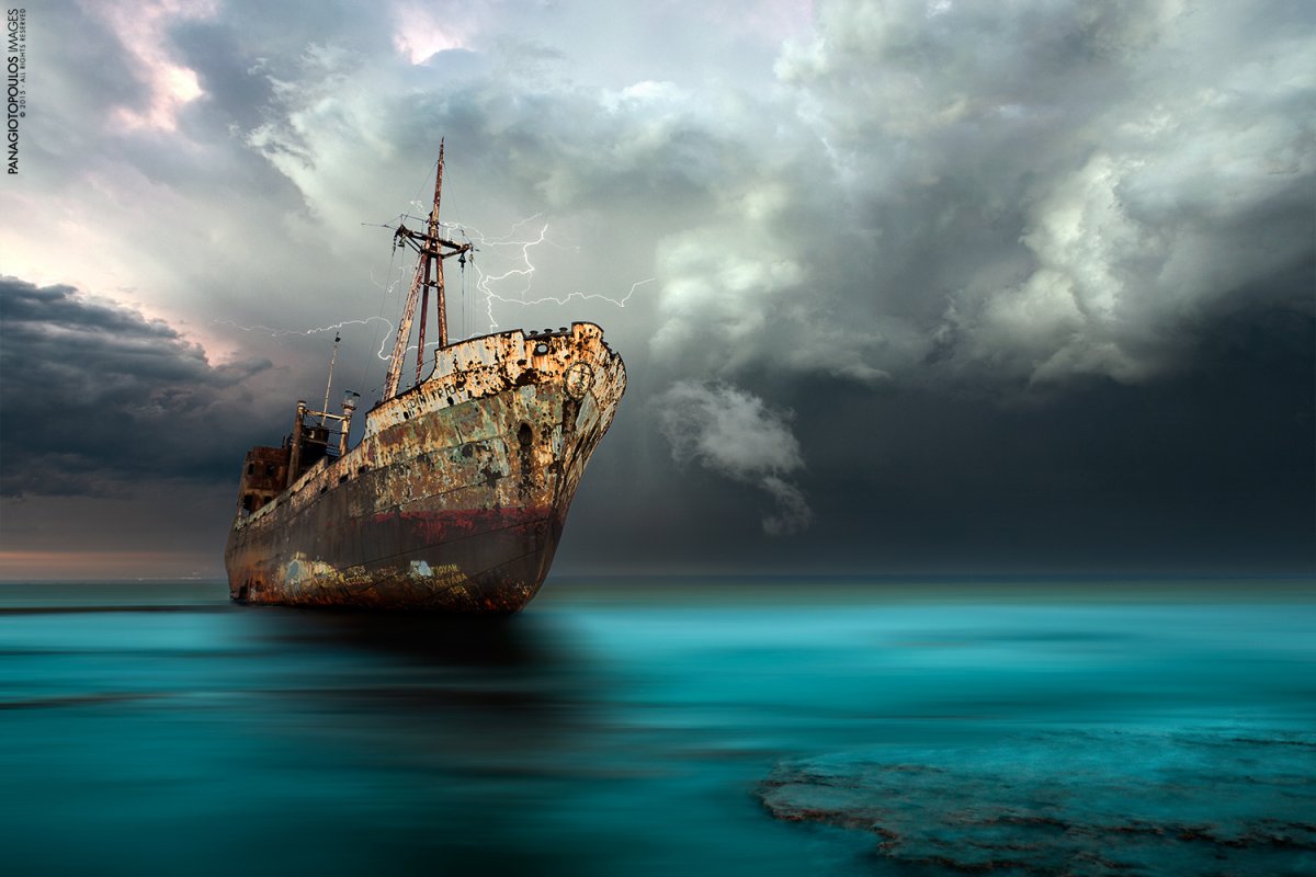 Старинный корабль на воде