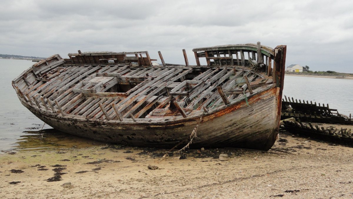 Заброшенный деревянный корабль