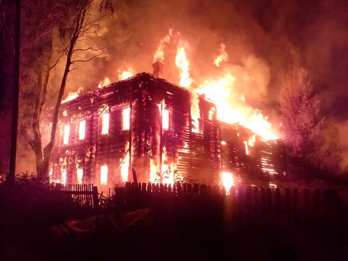 Горящее здание