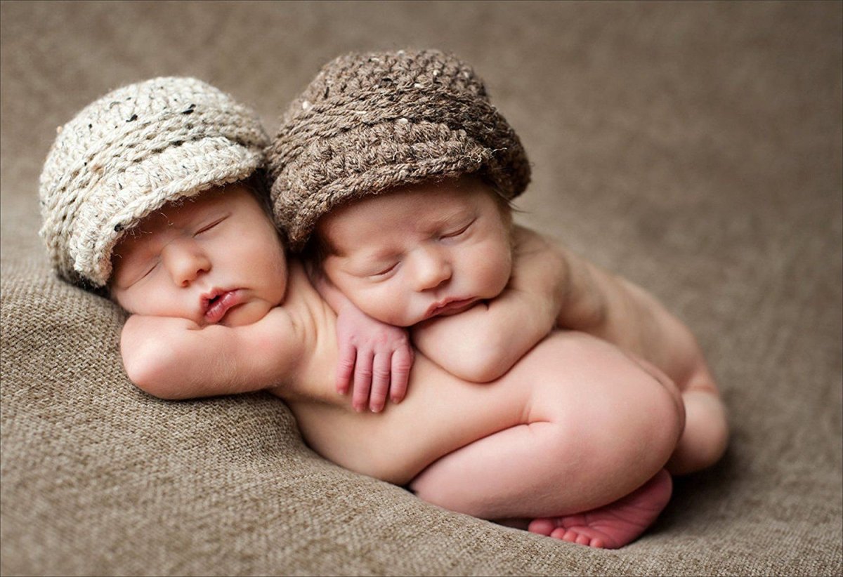Красивые малыши Близнецы
