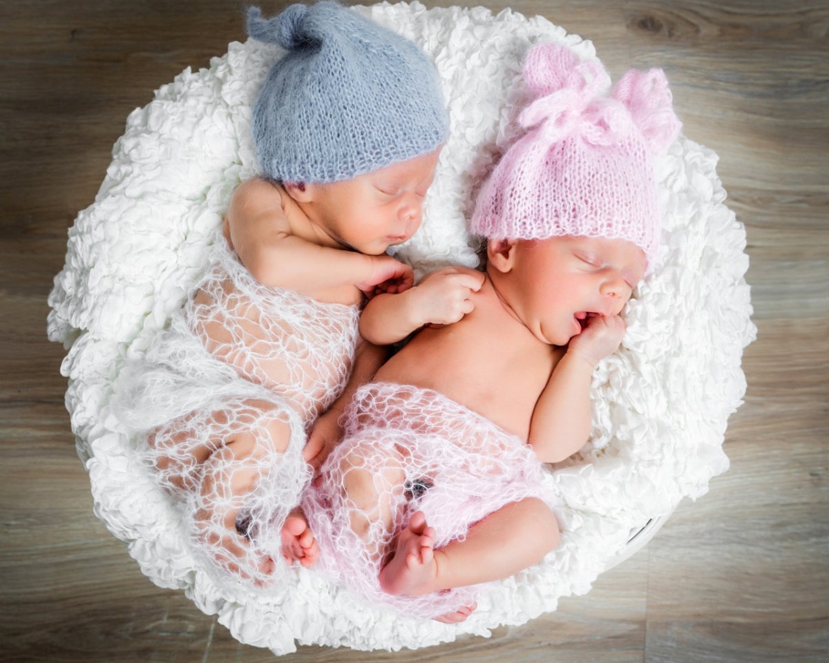 Новорожденные Близнецы девочки