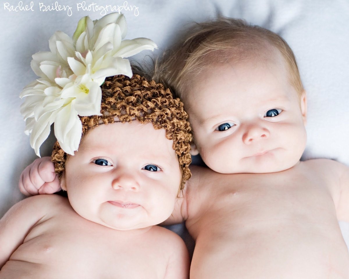 Маленькие дети двойняшки