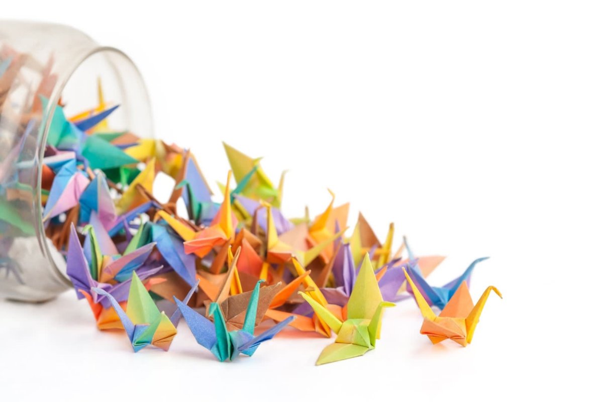 Модульное оригами на белом фоне