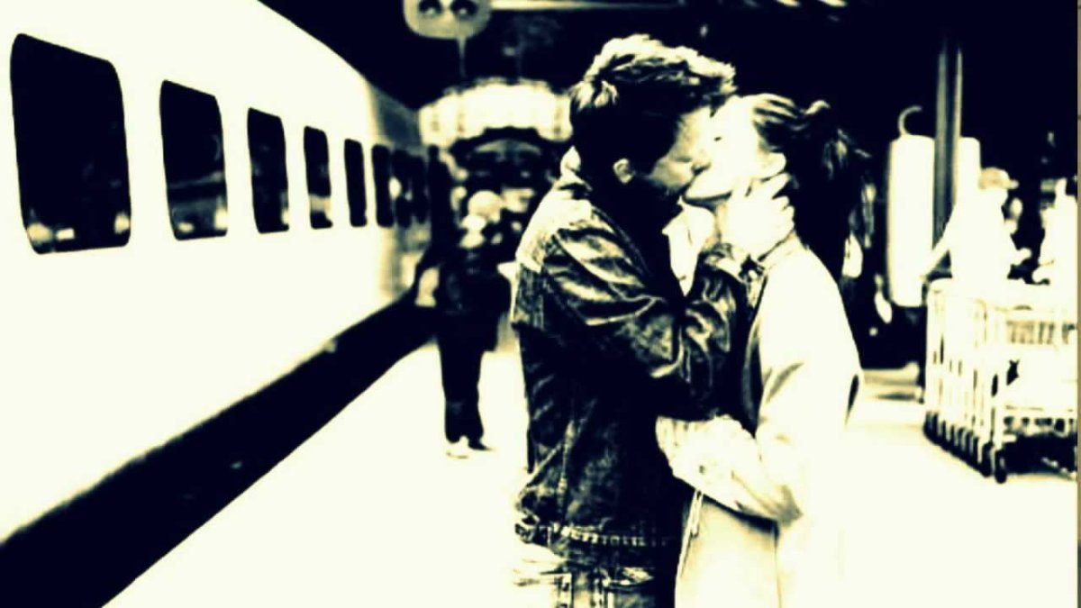 Поцелуй на перроне