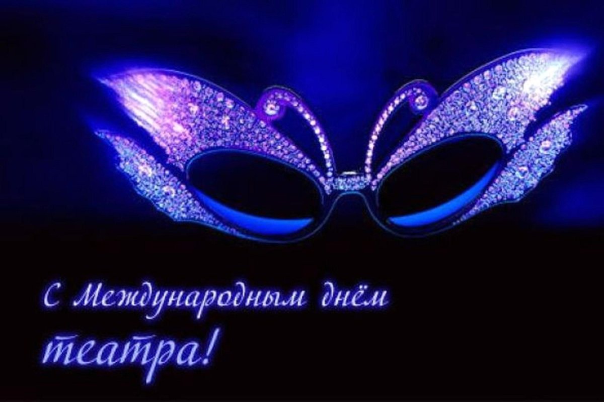 Театральные маски на фоне занавеса