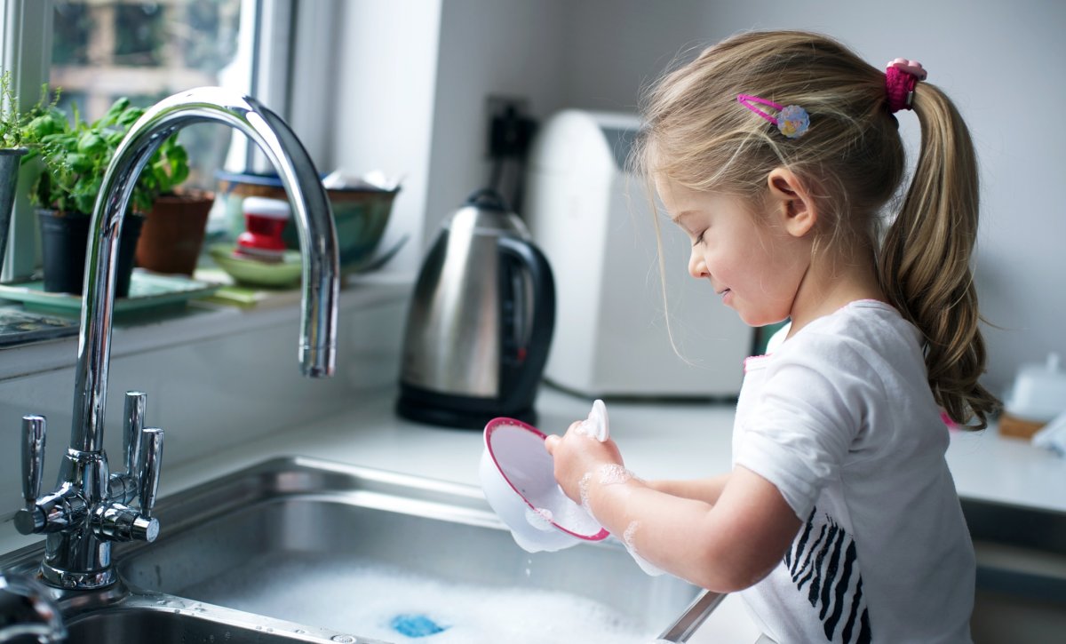 Вымыла посуду иллюстрация