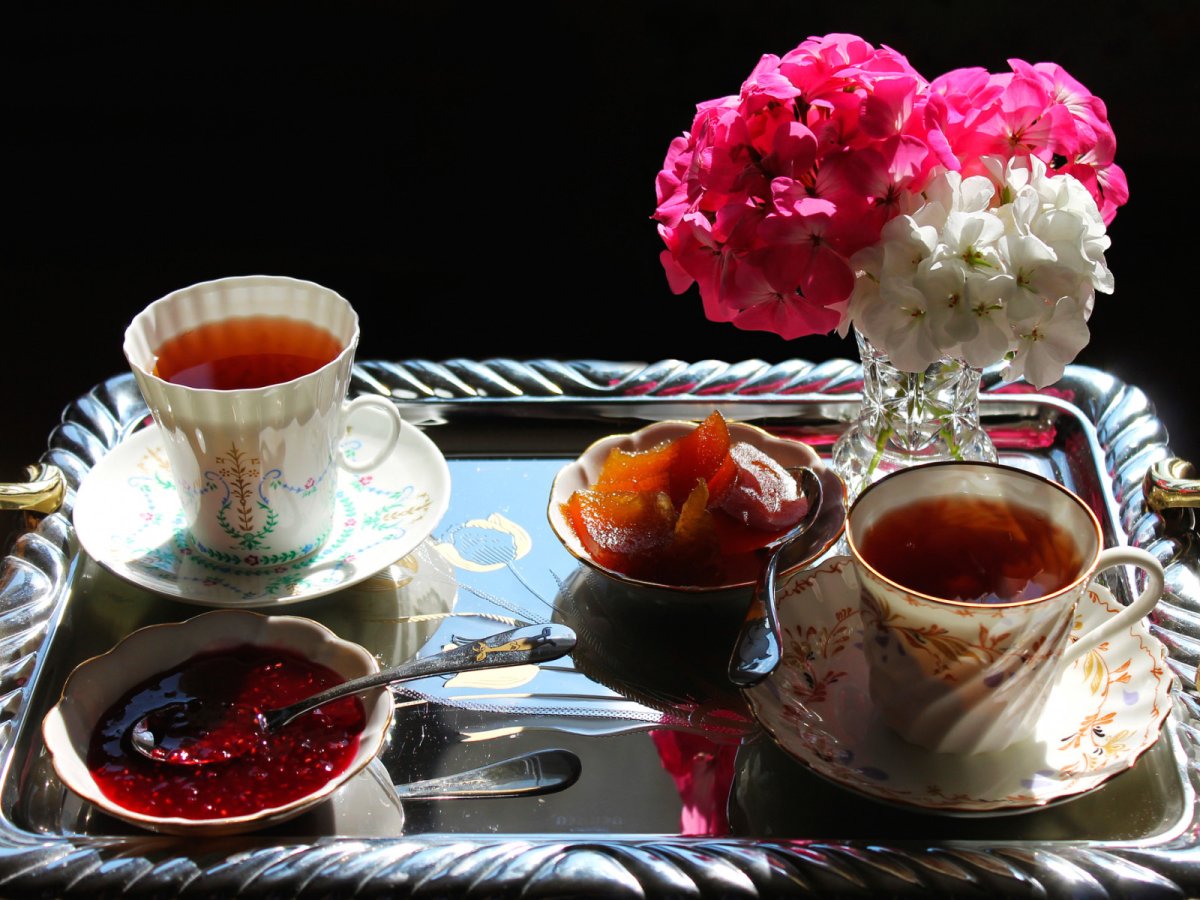 Чай с малиновым вареньем
