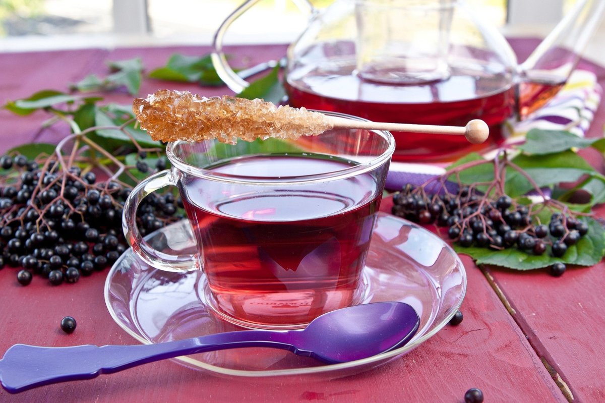 Фруктовый чай в кружке