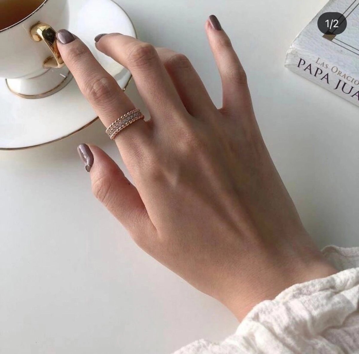 Маникюр и кофе в руках