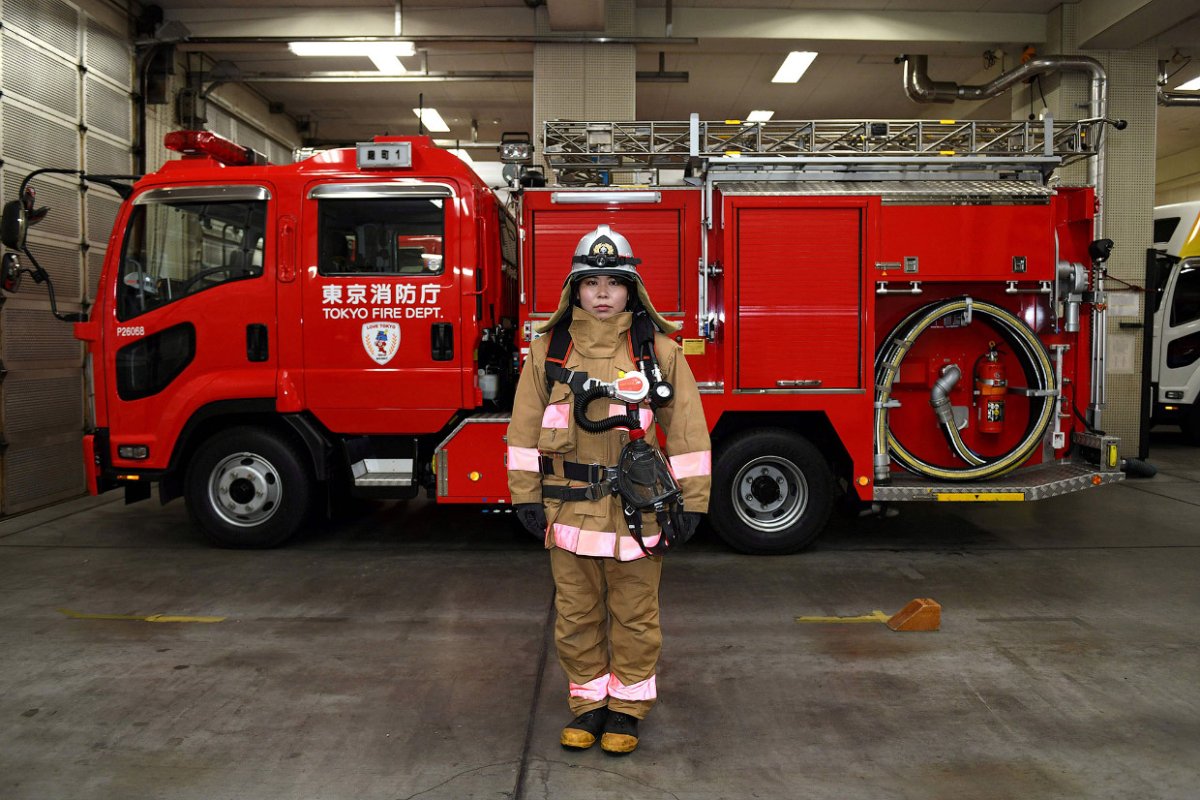 Женщина пожарный