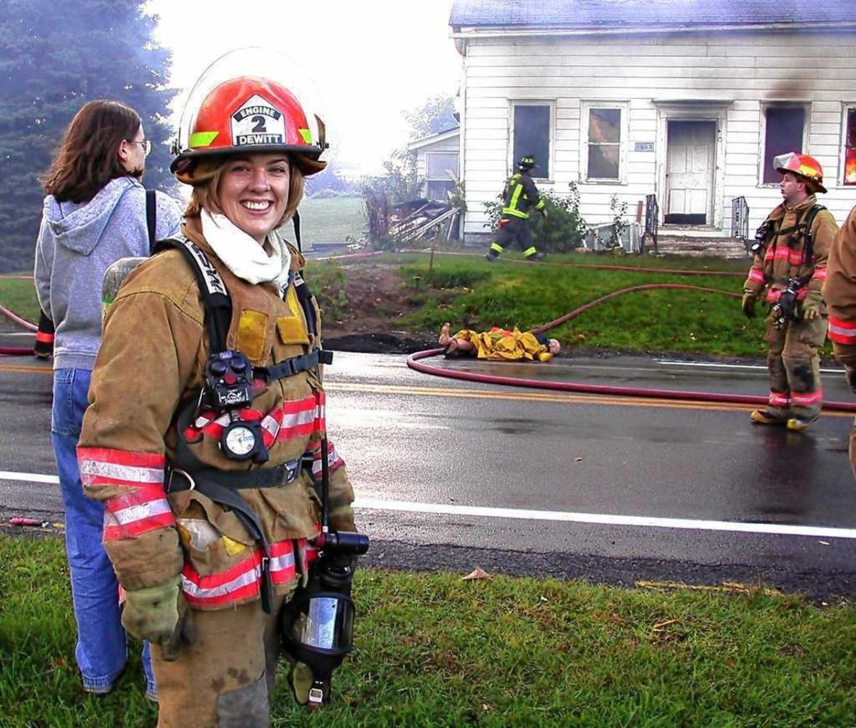 Женщина пожарник