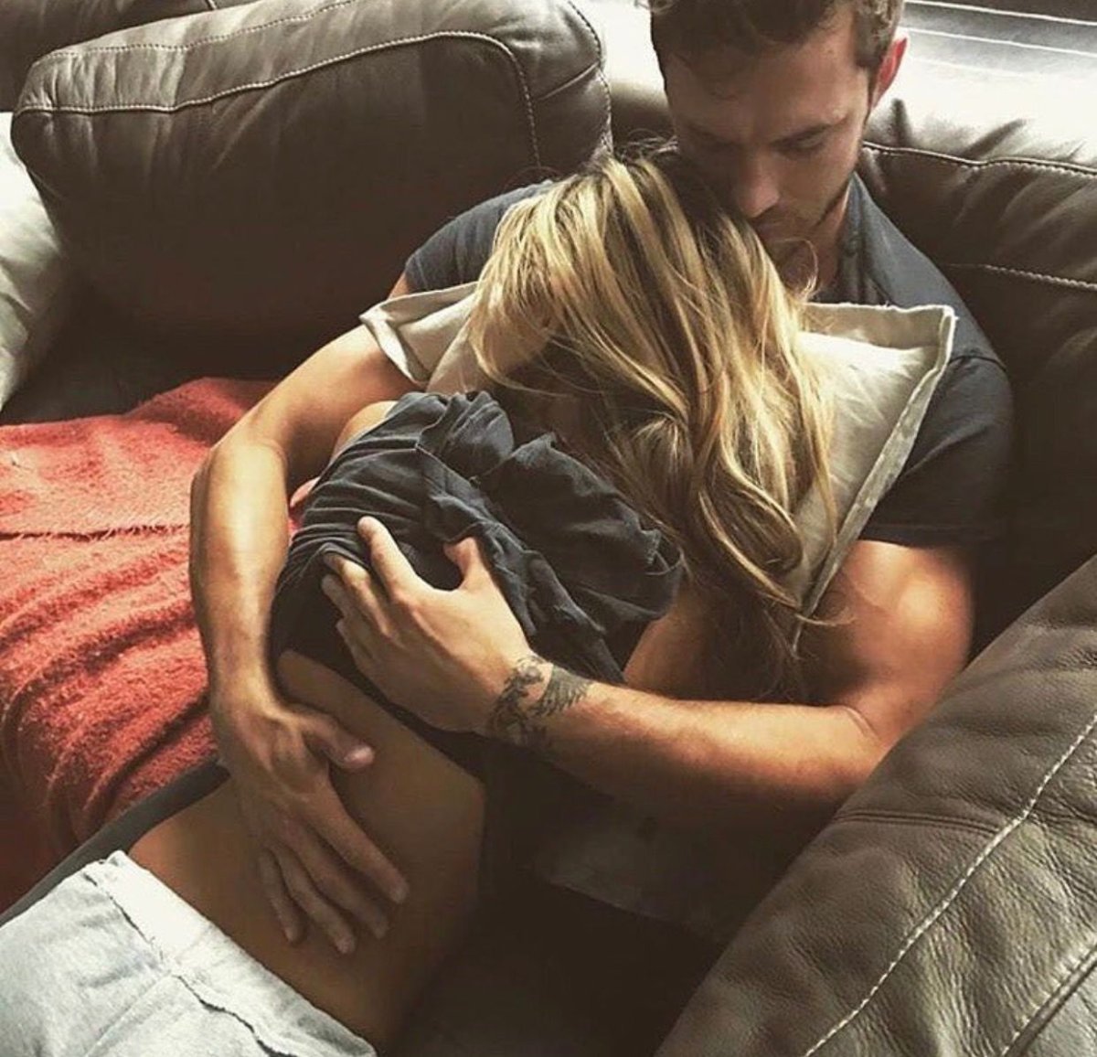 Блондинка в объятиях мужчины