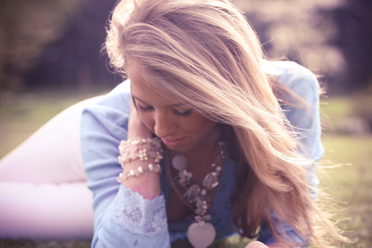 Рыжая девушка в шляпе