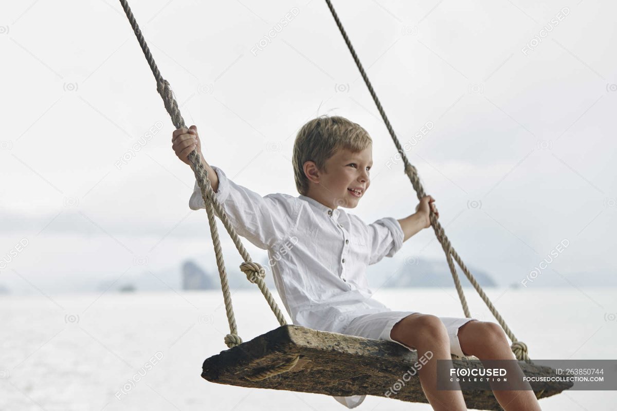 Мальчик на качелях война
