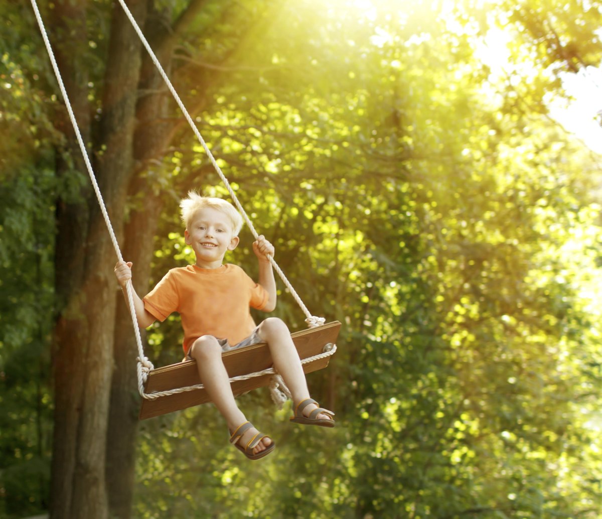 Девочка на качелях