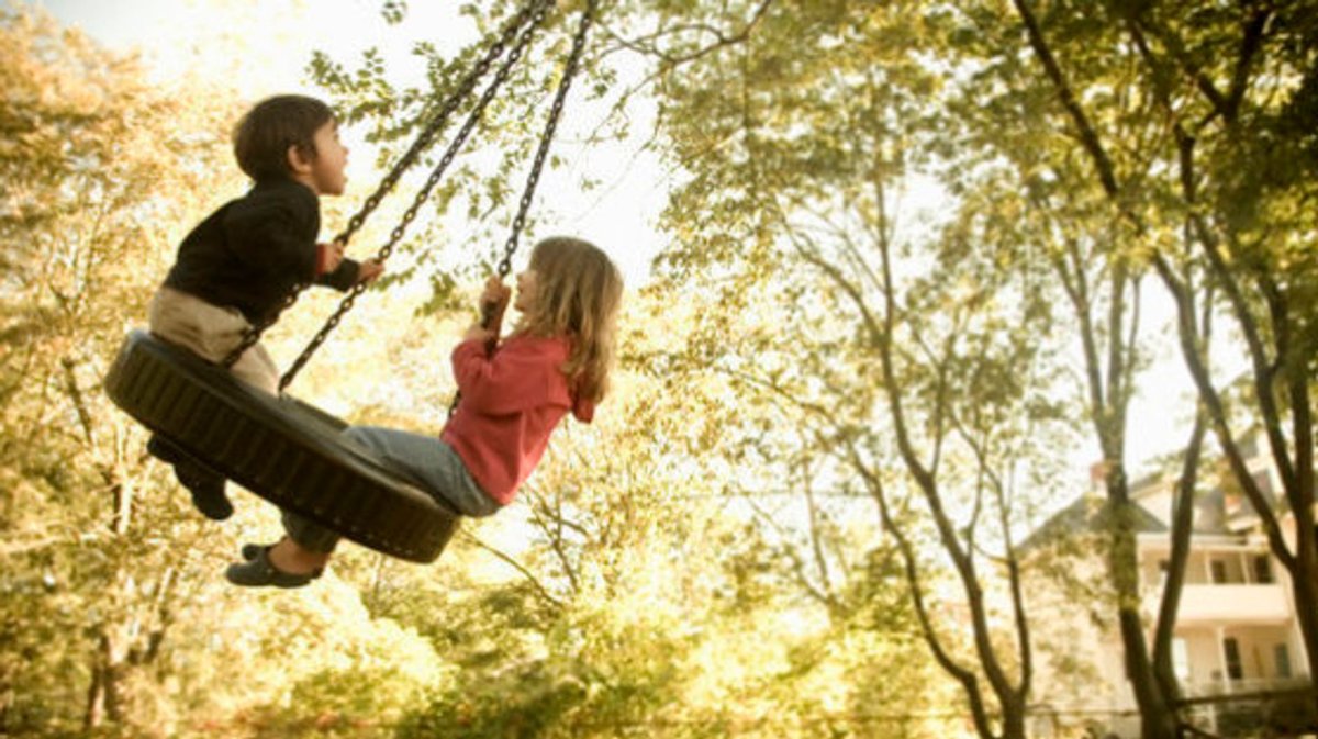 Дети на качелях в парке