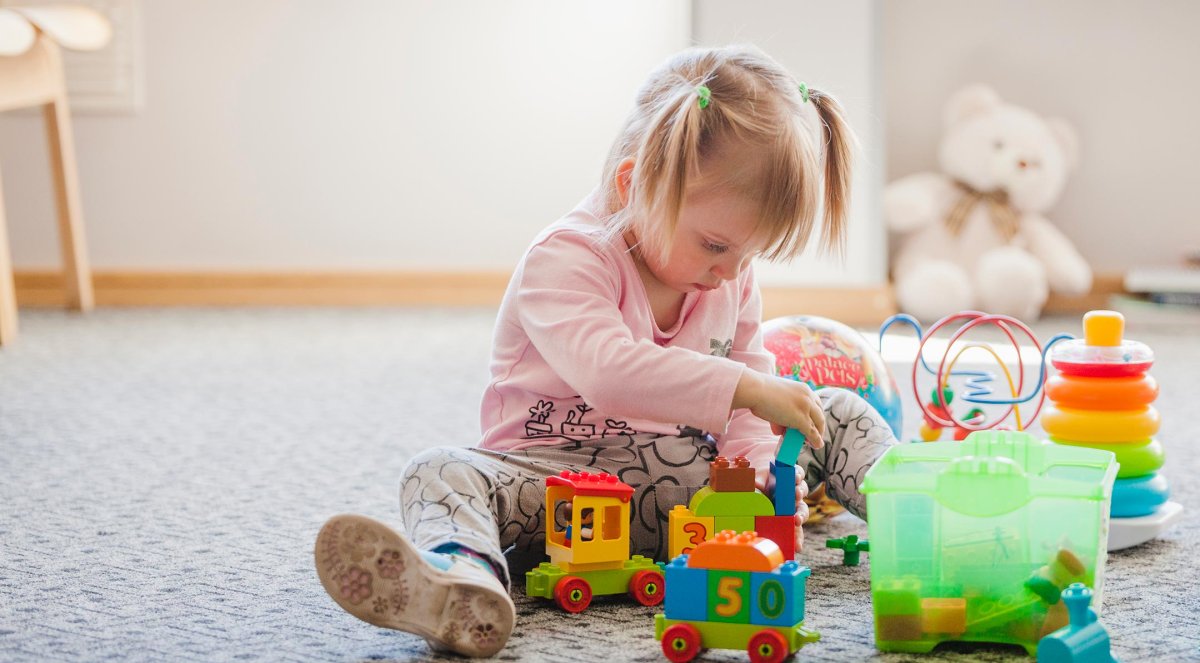 Дети играют дома