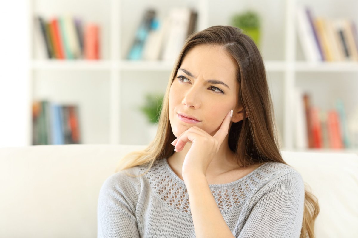 Задумчивая девочка мультяшная