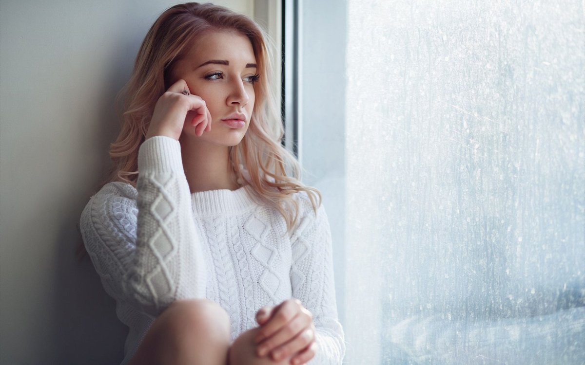 Мультяшная девочка думает