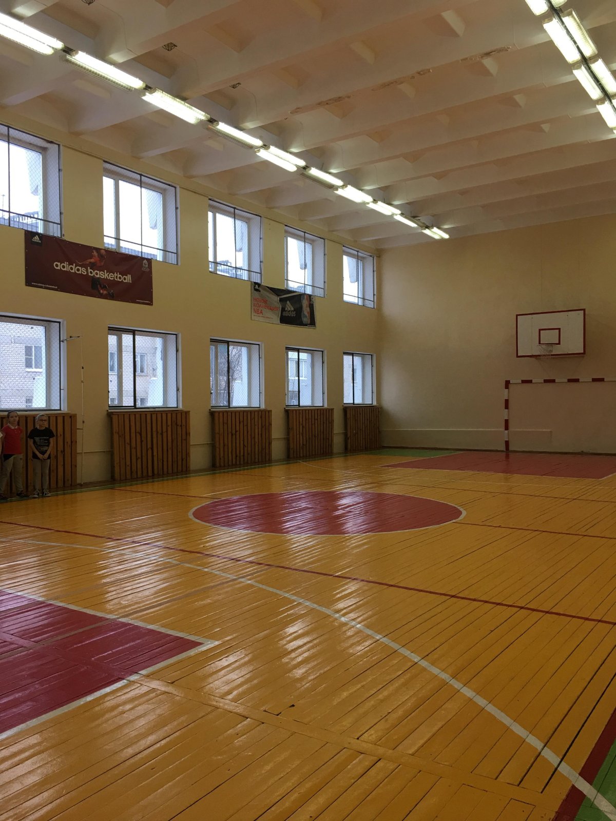 Красивый спортзал в школе