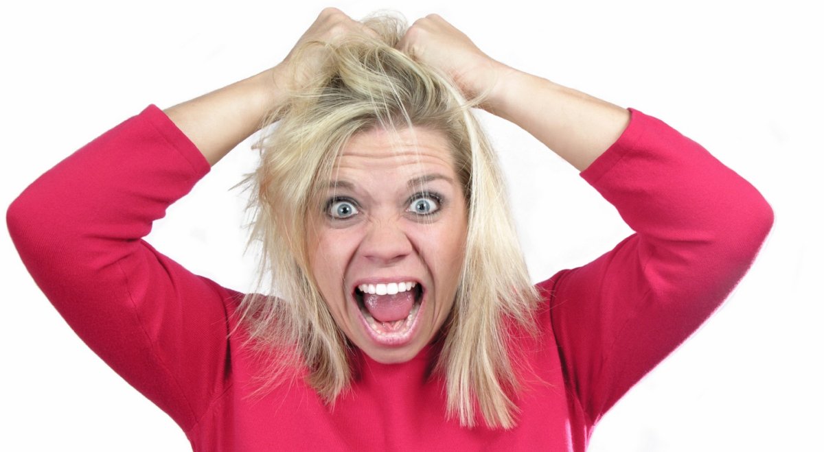 Женщина рвет волосы на голове