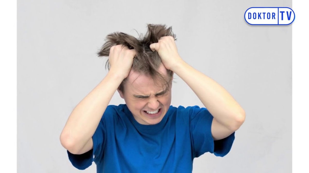 Рвет волосы на голове