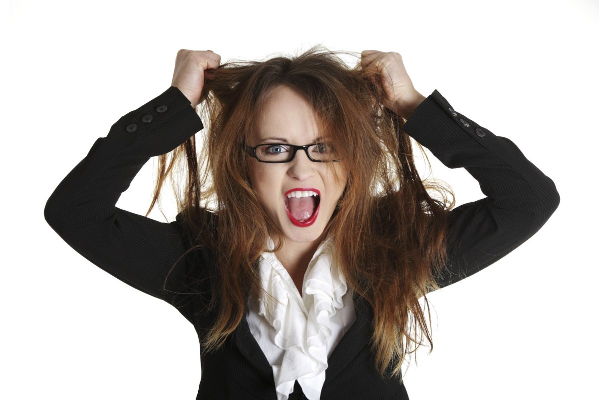 Мужчинв рвёт на себе волосы