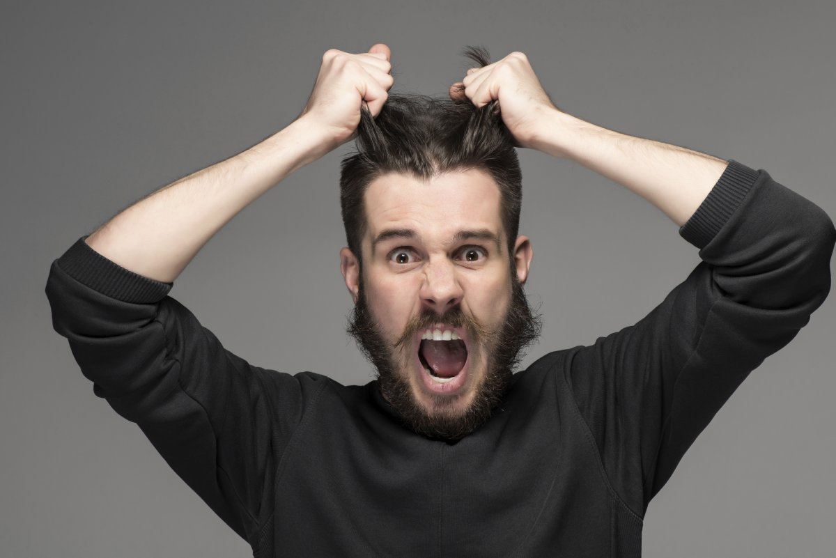 Мальчик рвёт на себе волосы