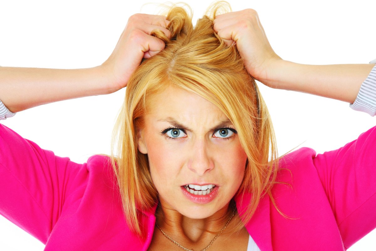 Человек рвет на себе волосы