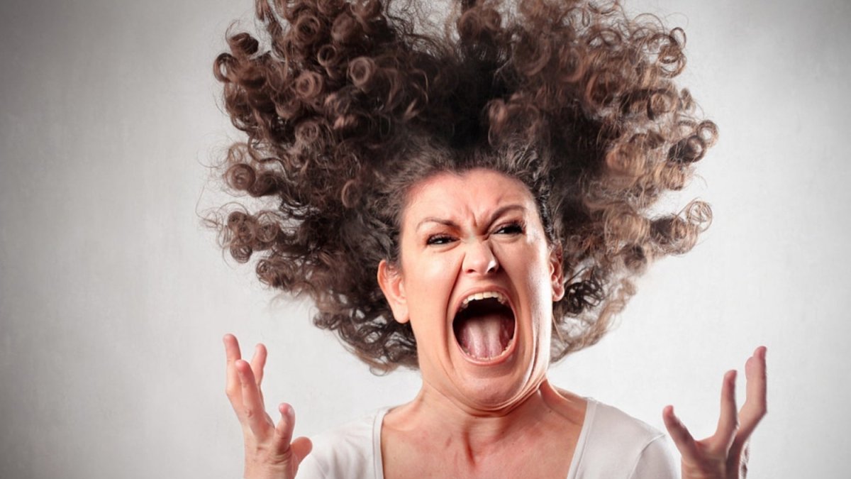 Мужчина рвет волосы на голове