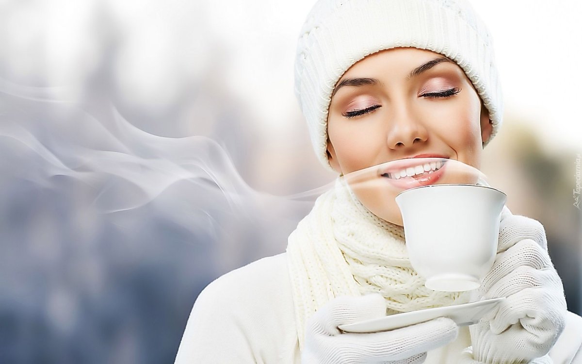 Девушка с чашкой чая зимой