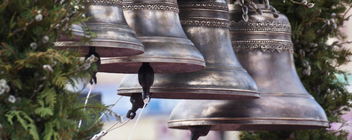 Колокольный звон церковных колоколов.