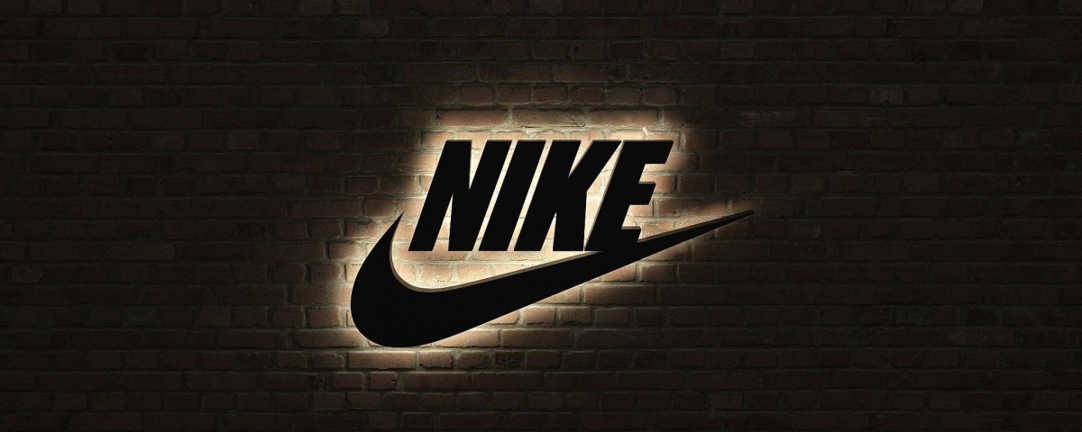 Найк логотип на баннере