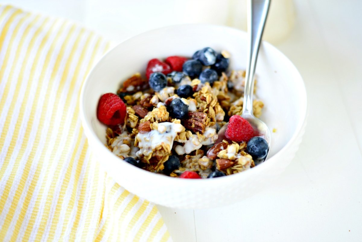 Овсянка с ягодами вид сверху