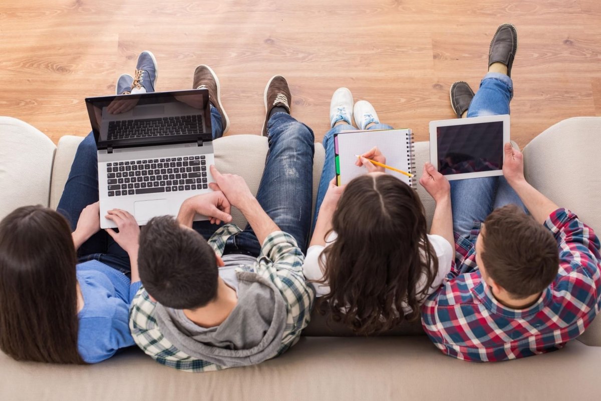 Молодежь с гаджетами