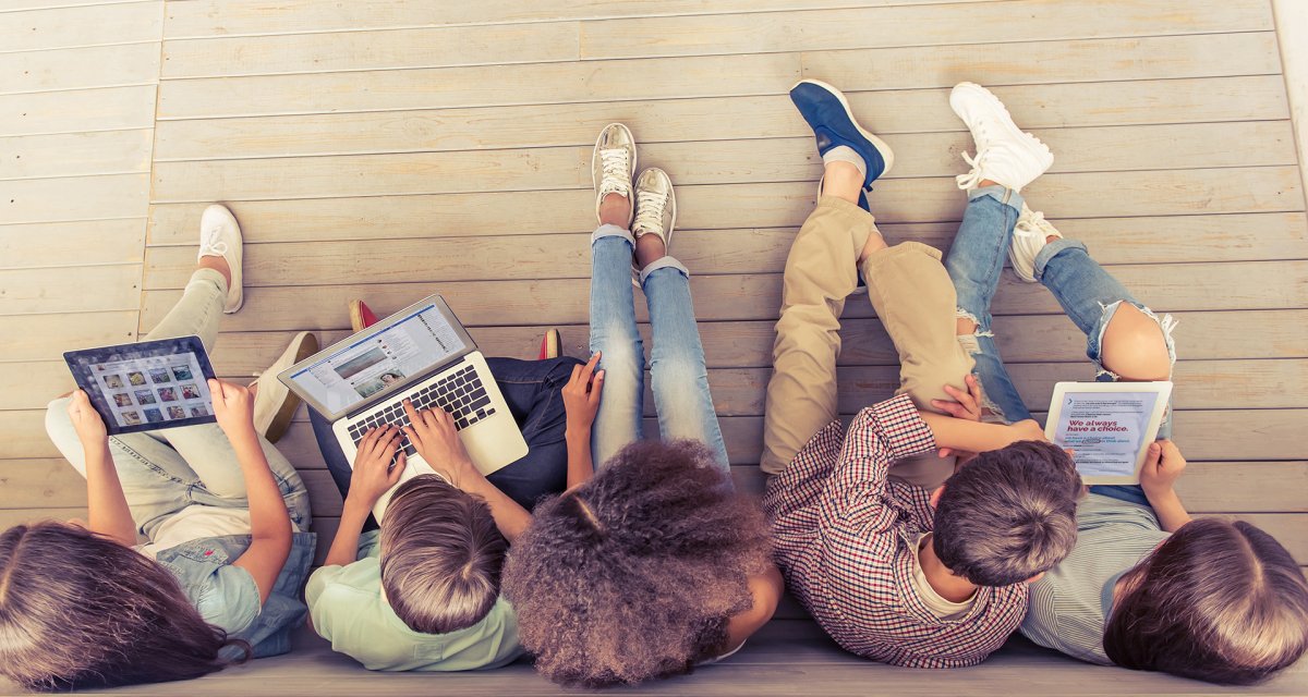 Молодежь с гаджетами